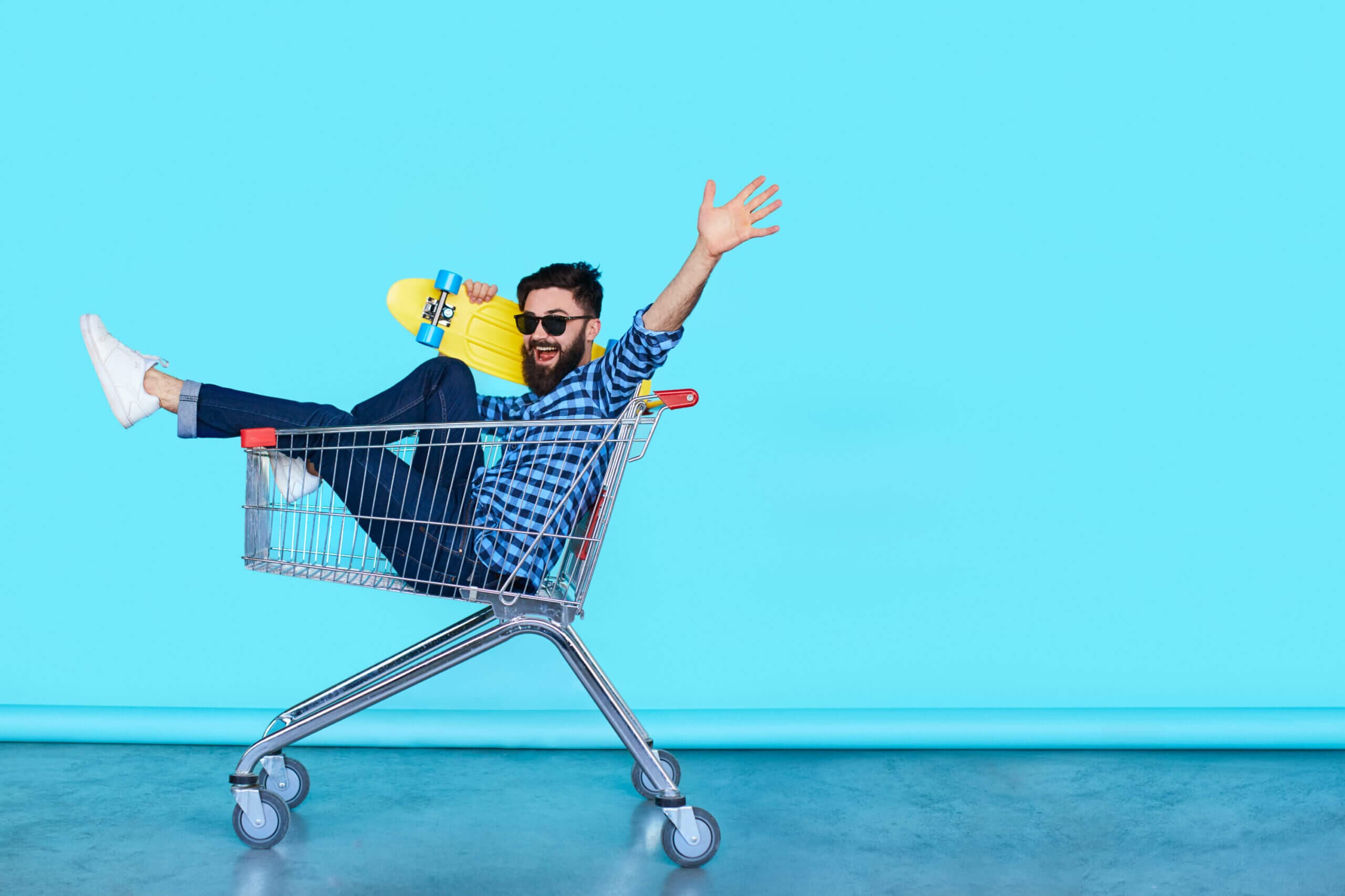Cliente con carrello della spesa